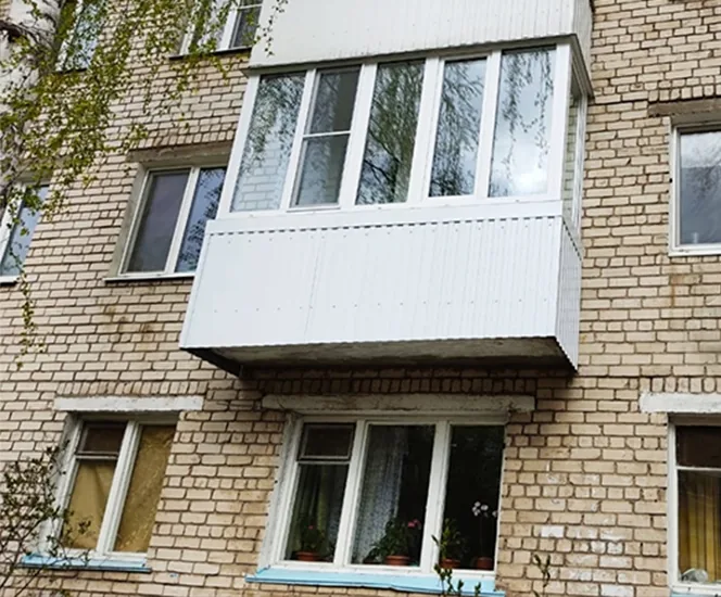 Наружная обшивка балкона профлистом после остекления
